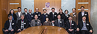 中大副校長張妙清教授（前排中）和一眾教職員歡迎中國科學院院士訪問團到訪